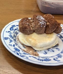 パンケーキの盛付けは難しい。